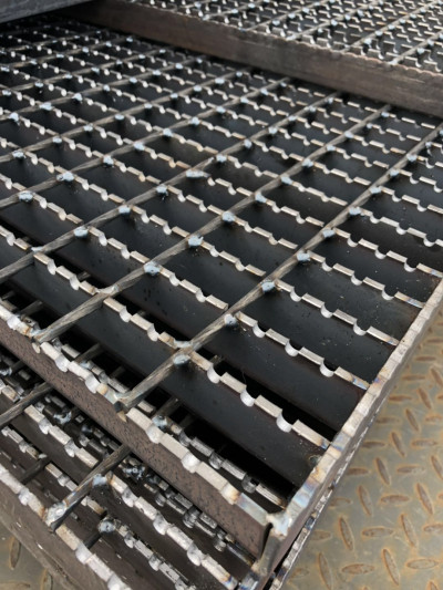 移动式叉车装卸台采用钢格板防水锈蚀「泰江钢格板」